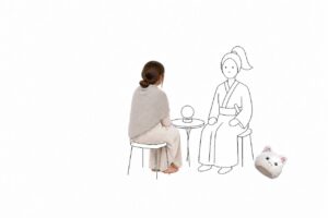 線画の女武士と、向かい合って座る女性。足元に白い猫のお面