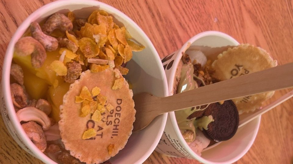 ヨーチーのフローズンヨーグルト。クッキーとオレオが乗ったカップ