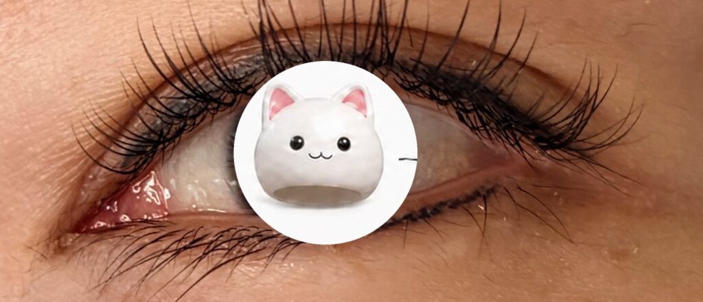 マツエク後の目元。上まつ毛が増えている。目玉の上に猫のお面