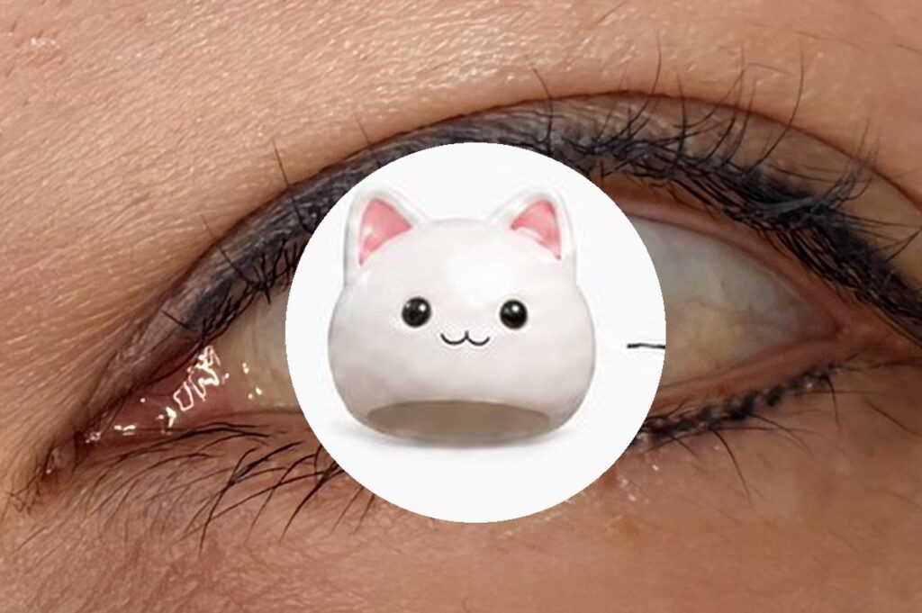 マツエク前の目元。目玉の上に猫のお面