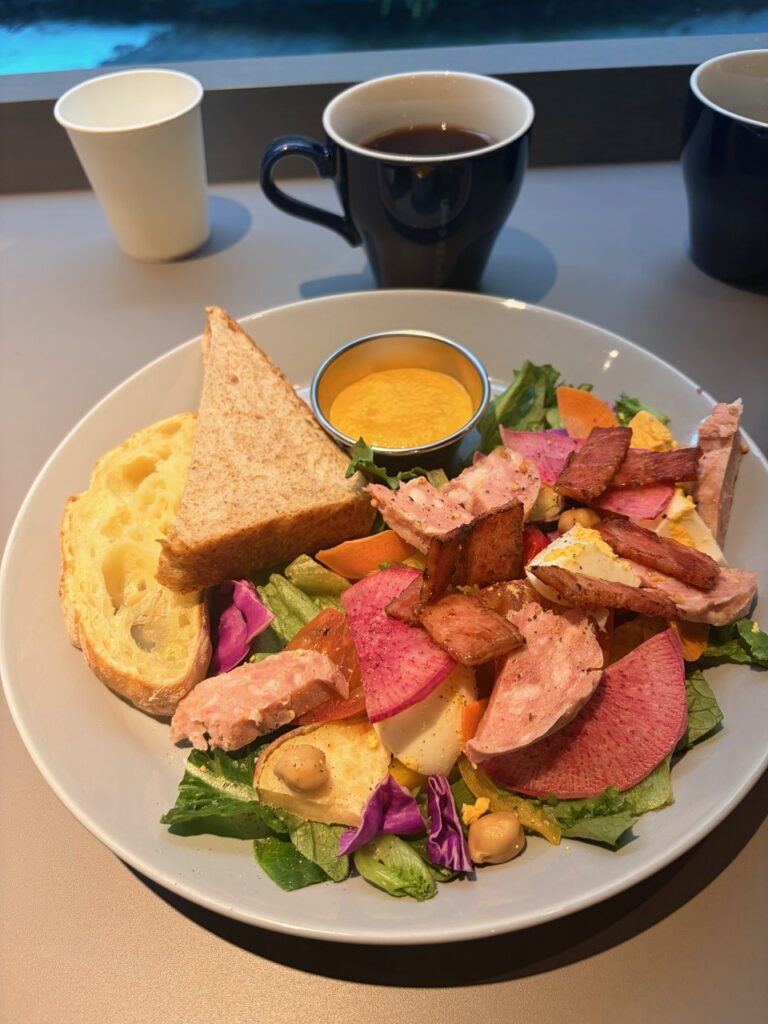 カフェの朝食