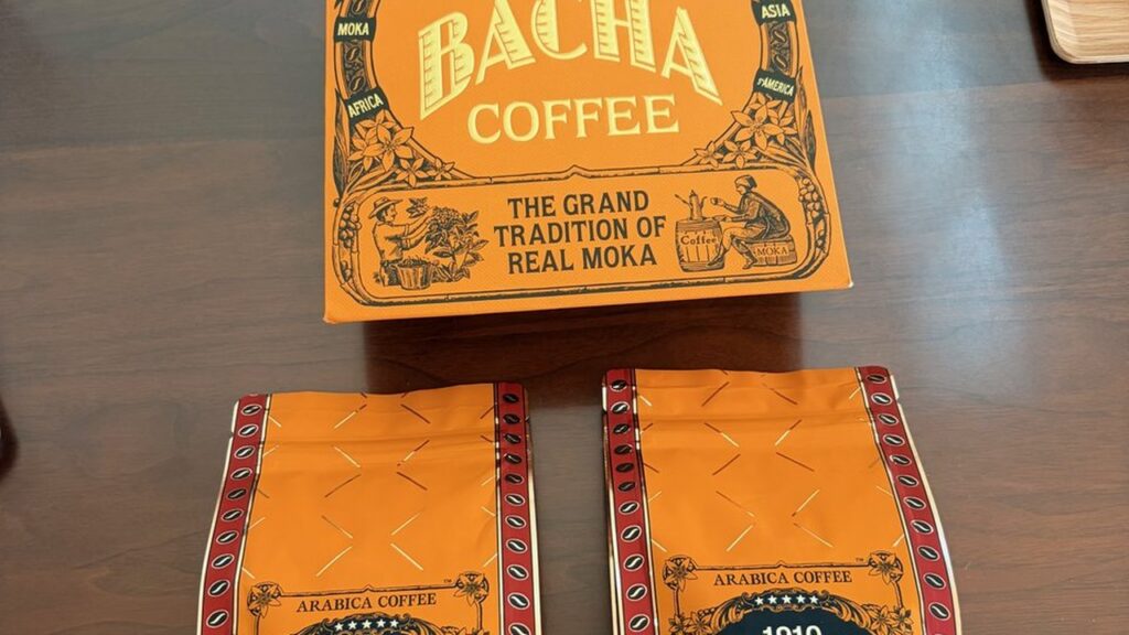 バシャコーヒーの紙袋と豆2袋