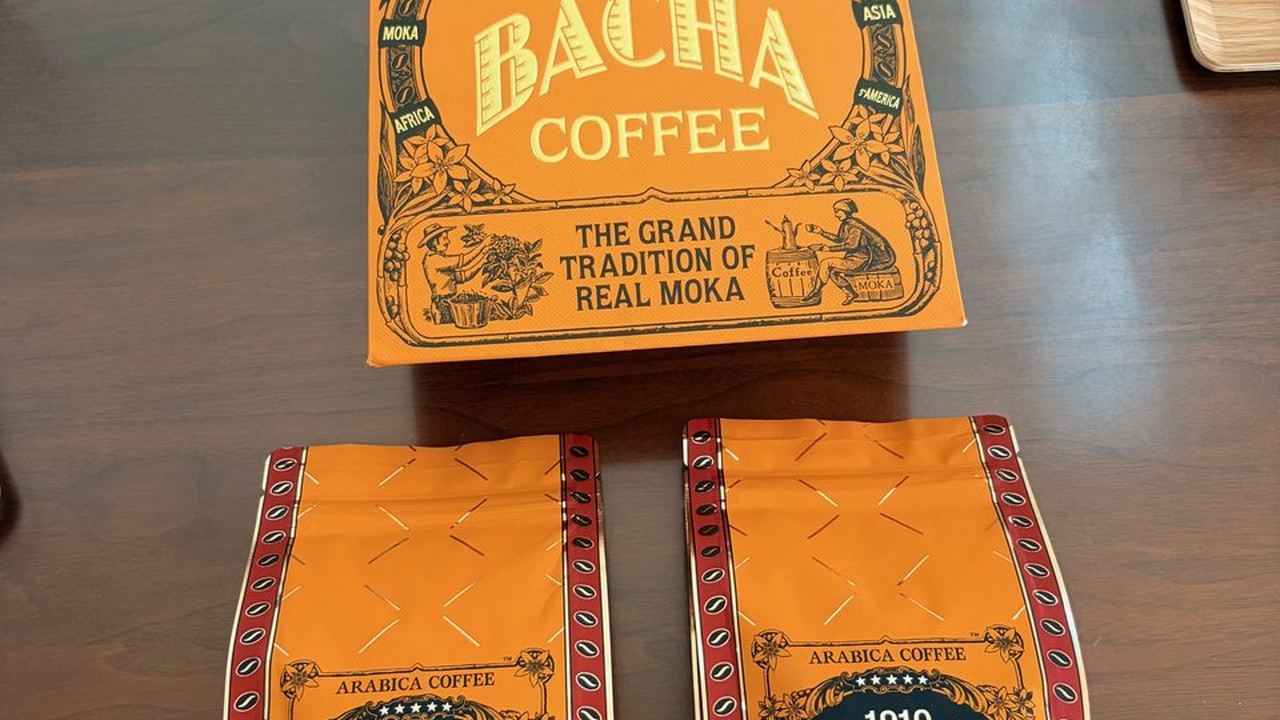 バシャコーヒーの紙袋と豆2袋
