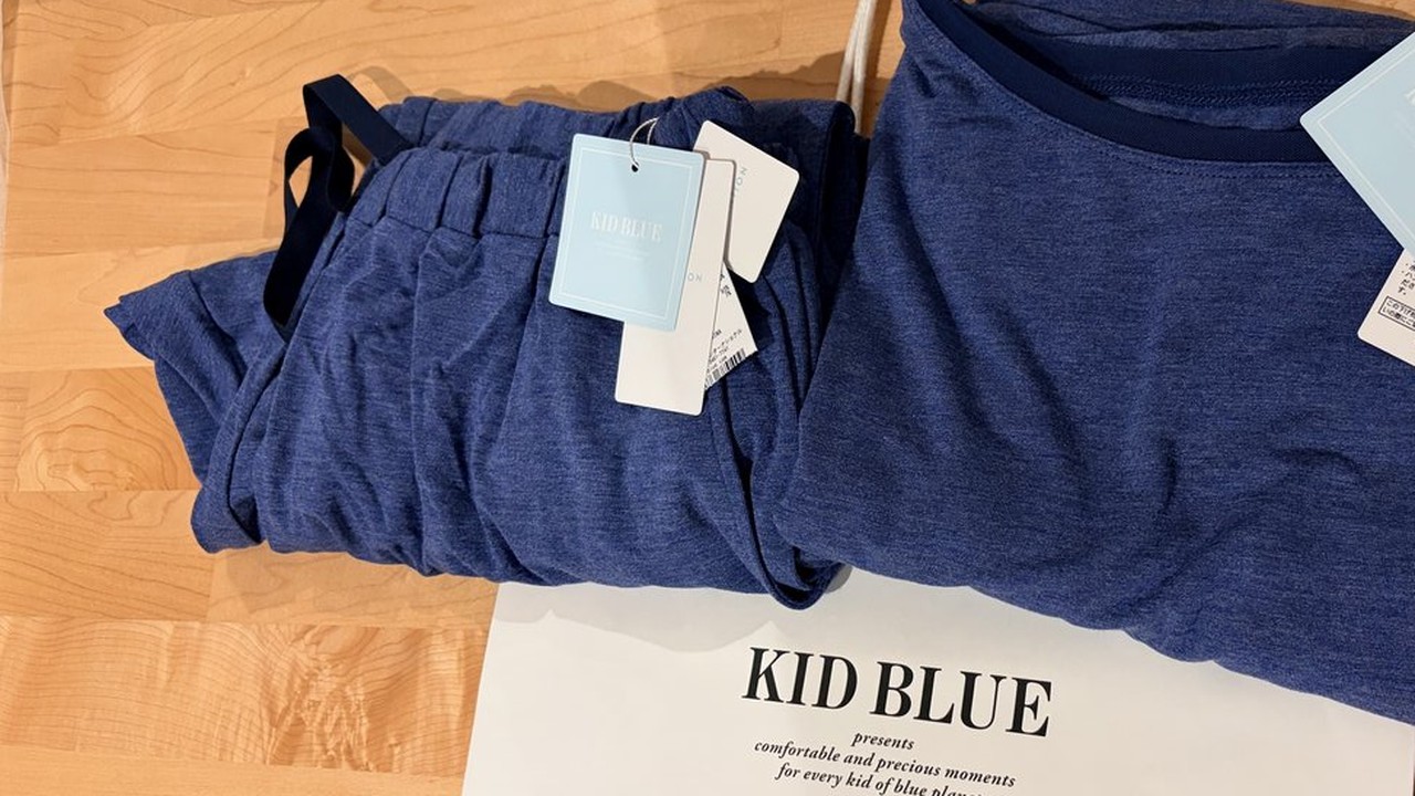 KID BLUEの封筒と、届いた紺色のパジャマ
