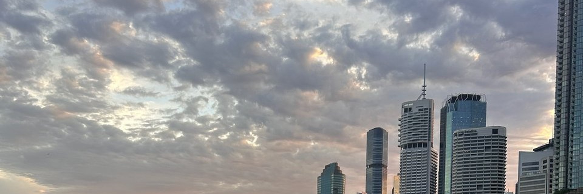 ブリスベンの川と夕暮れの街