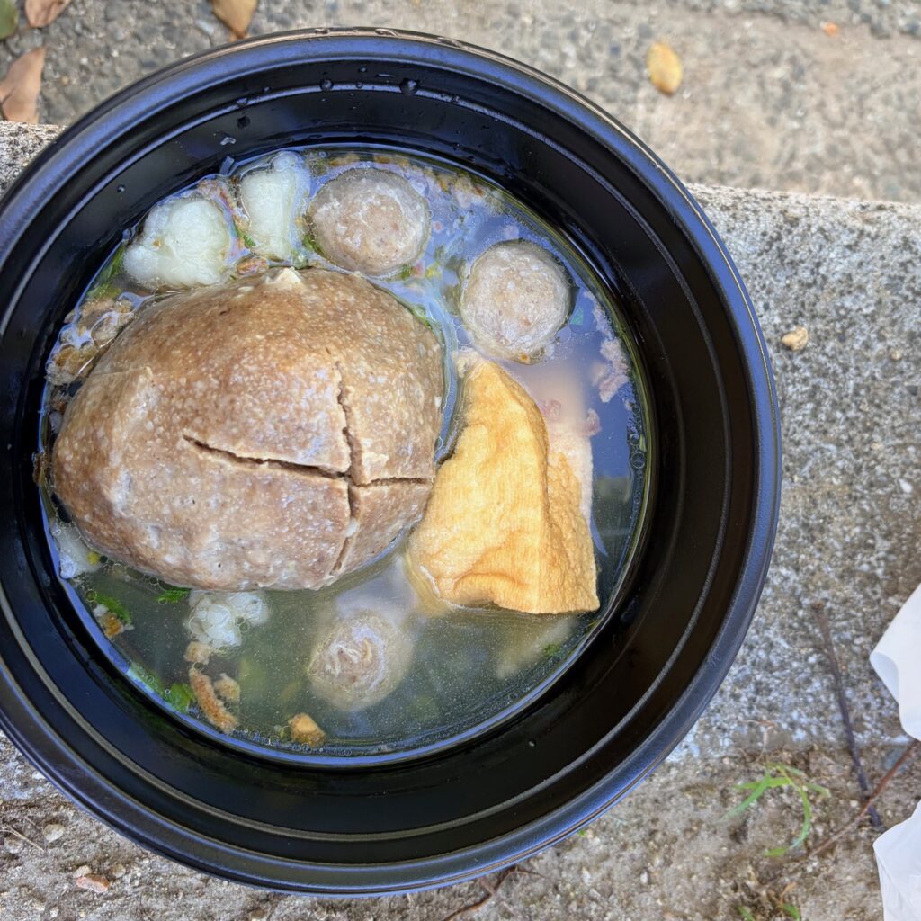 並んで買った肉団子の汁もの